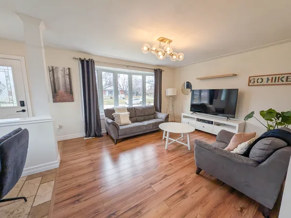 50 Whittaker Ave #1, Grimsby, ON L3M 3J4