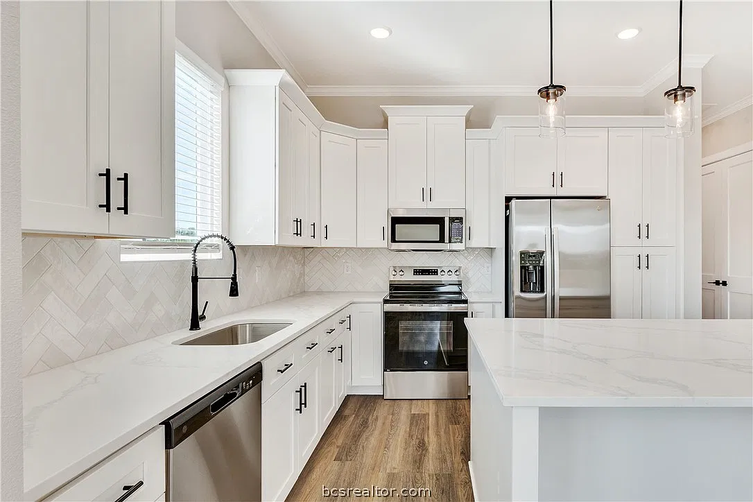 5 bed, 2400 sqft, $3,950 — Photo 4