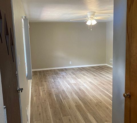 4th image of 1904 Oak Park Dr