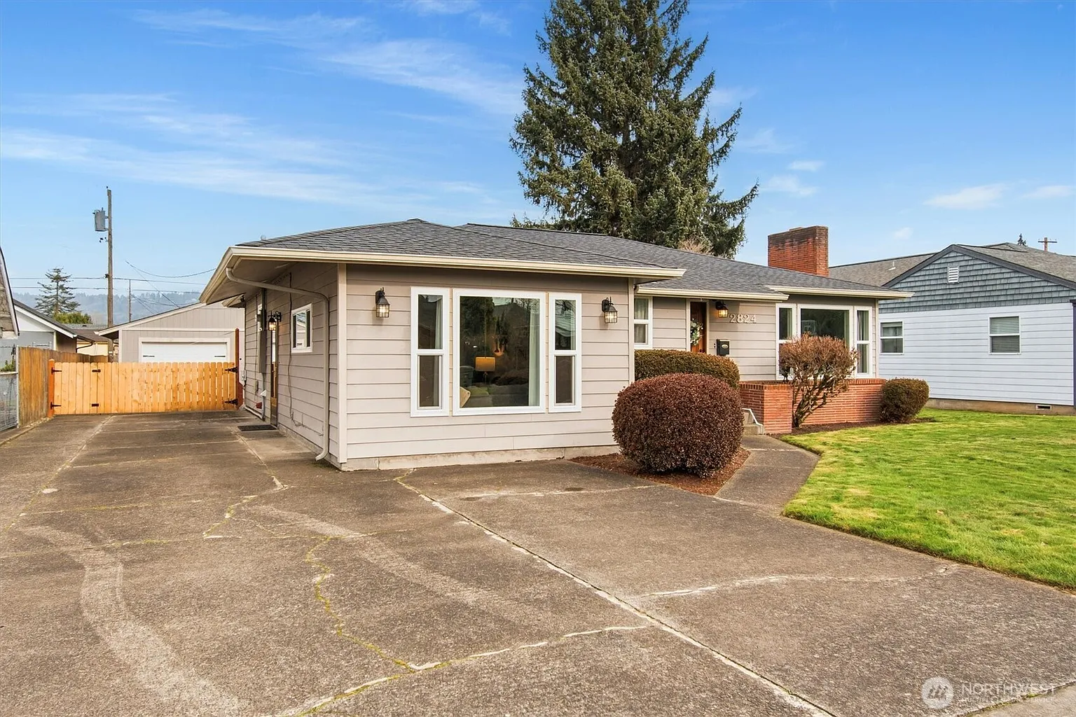 2824 Maple Street photo 1