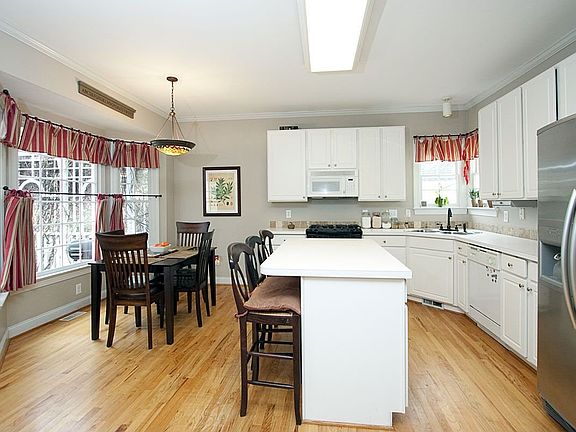 3rd image of 105 Holly Park Dr