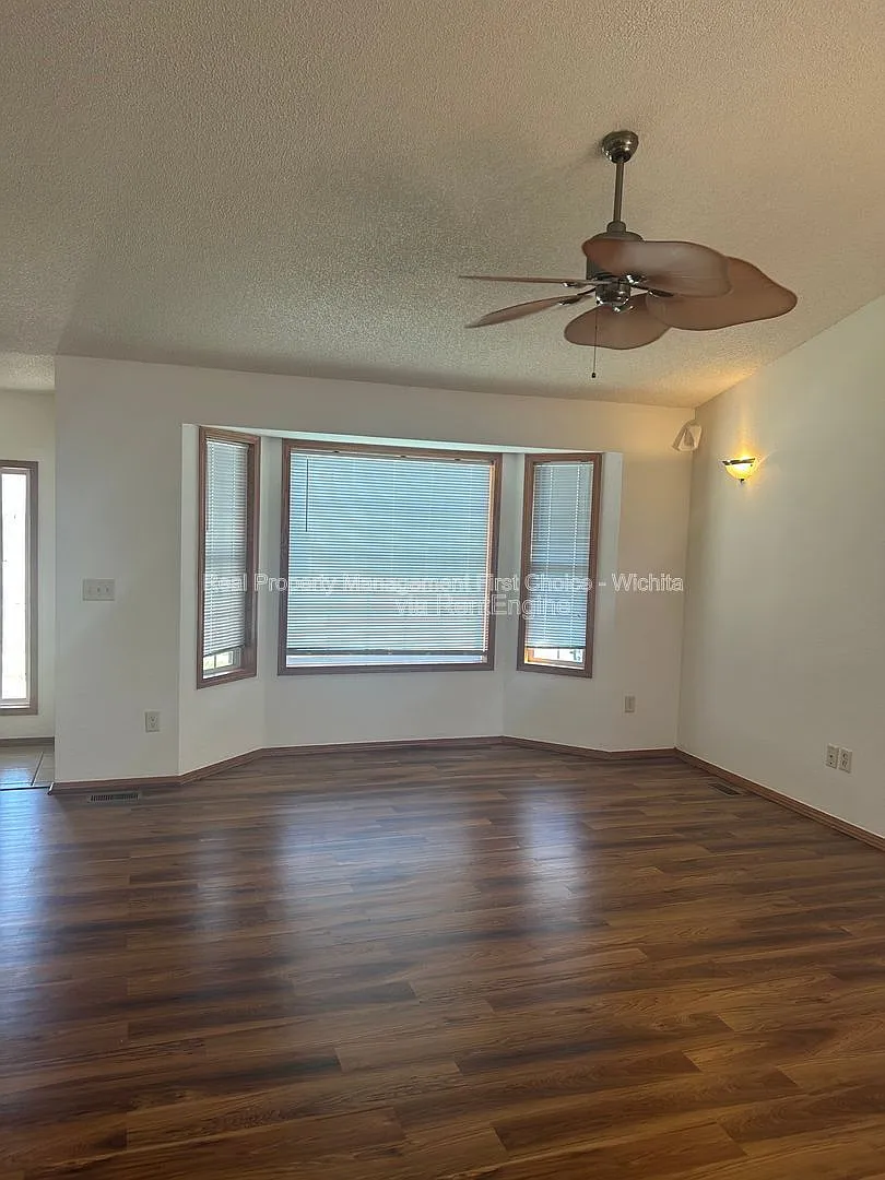 3 bed, 3.0 bath, 2500 sqft, $1,900 — Photo 4