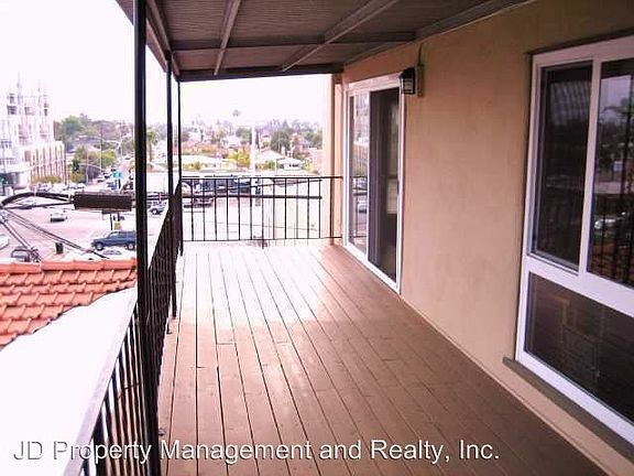 2nd image of 1832 Robinson Ave