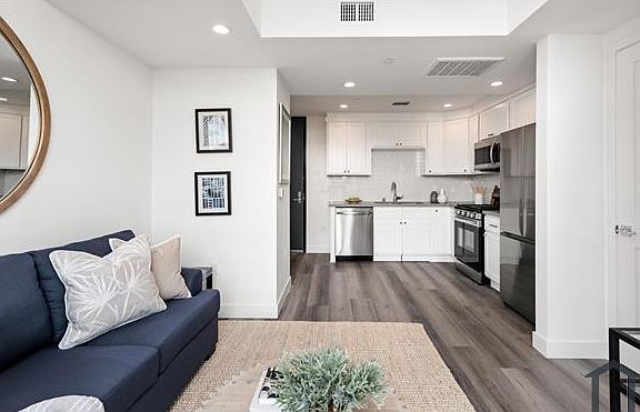 3rd image of 667 N Wilton Pl #402