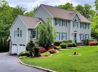 17 Kelly Ct, Sandy Hook, CT 06482