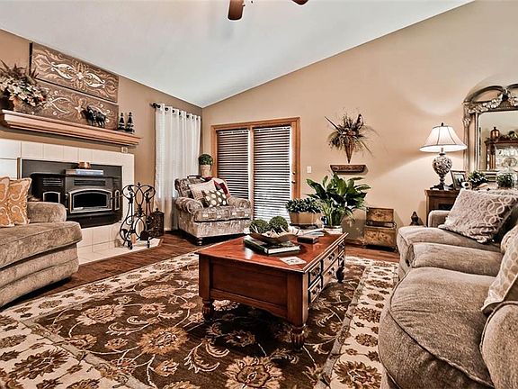 5th image of 1 Merritt Cir