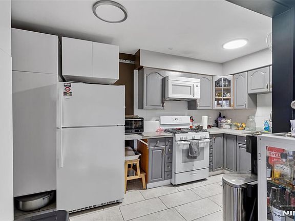 4th image of 82 Garfield Ave