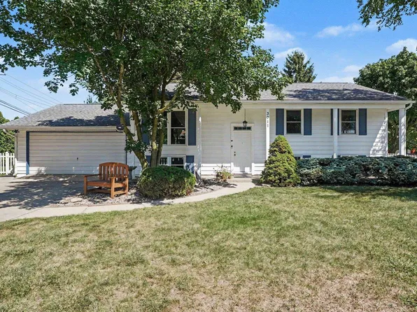 3011 Canterbury Dr, Bay City, MI 48706