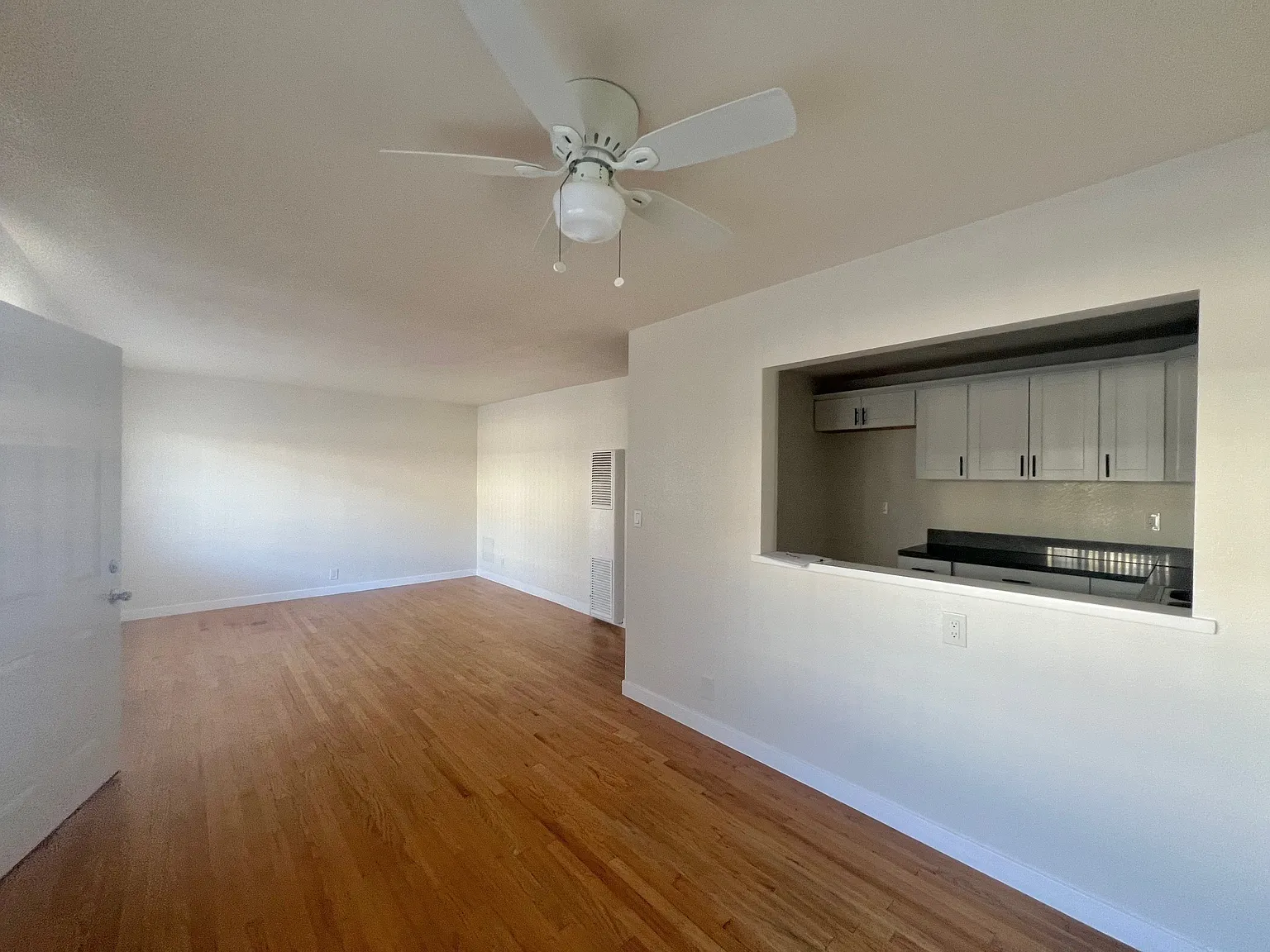 2 bed, 800 sqft, $2,500 — Photo 3
