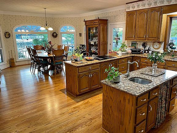 Open concept kitchen/dining