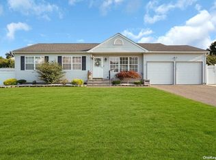 4 Sun Valley Ln, Bellport, NY 11713