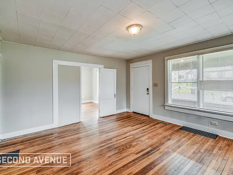 720 72nd St S — Photo 2