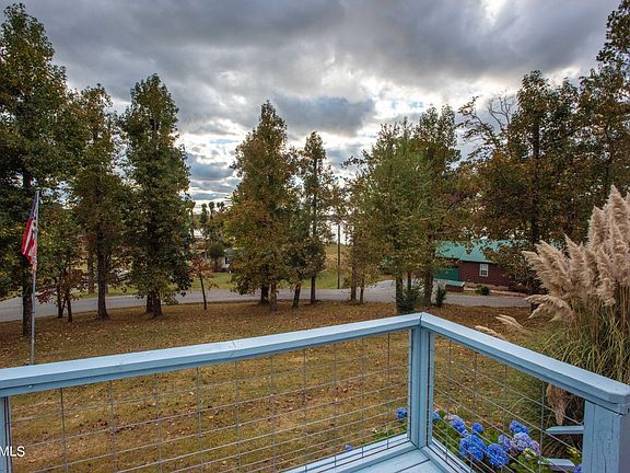 5th image of 303 Hood Dr