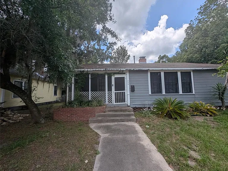 234 SW 3rd St — Photo 1