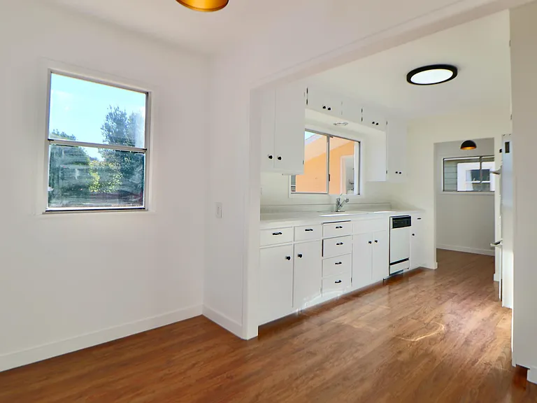 Bright Eat-in kitchen with view of the garden - perfect for breakfasts and dinners