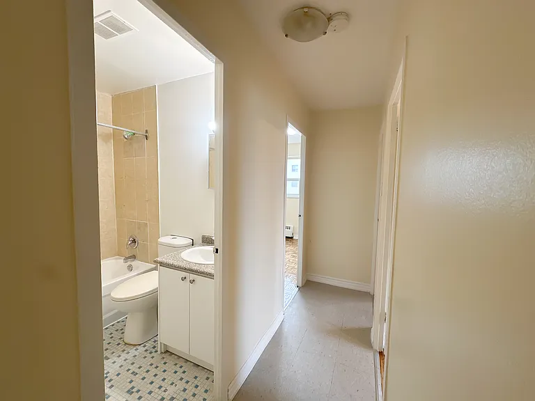90 Paisley Blvd W — Photo 14
