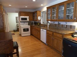 2607 Pebble Valley Rd, Waukesha, WI 53188