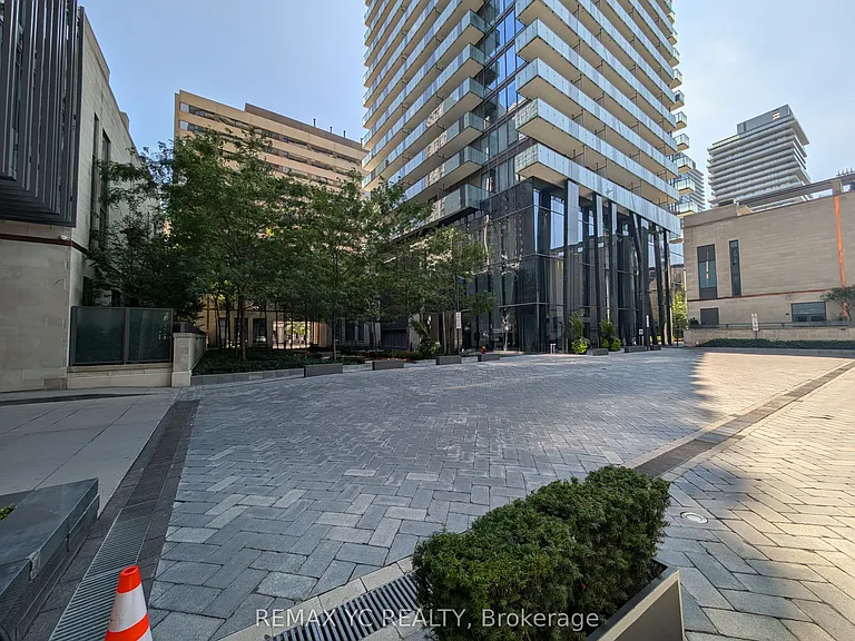 1080 Bay St #907 — Photo 11