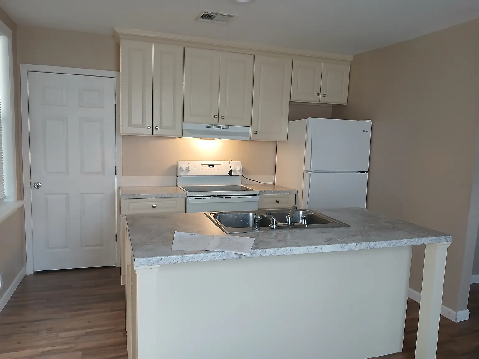 3 bed, 1000 sqft, $1,200 — Photo 4