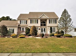 4 Robin Ln, Monroe Township, NJ 08831