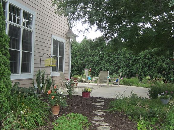 LARGE LANDSCAPED PATIO