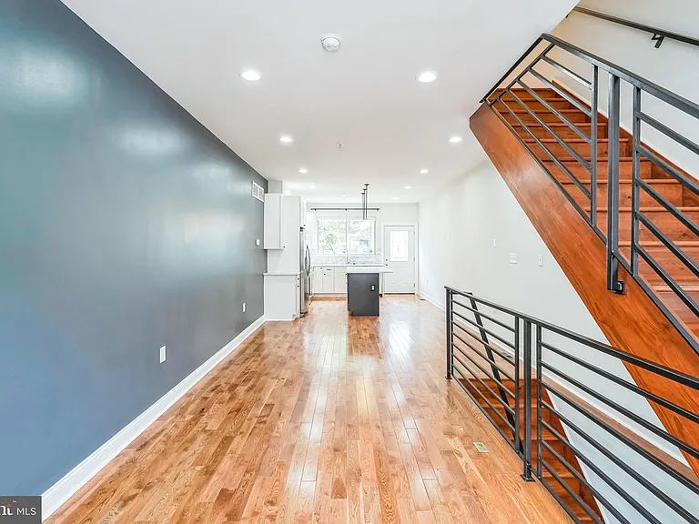 2241 Sears St — Photo 4