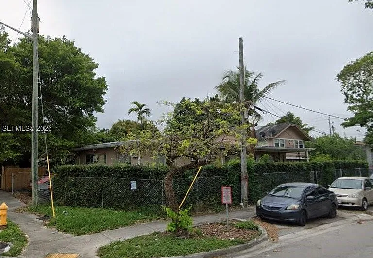 640 SW 5th St #4 — Photo 1