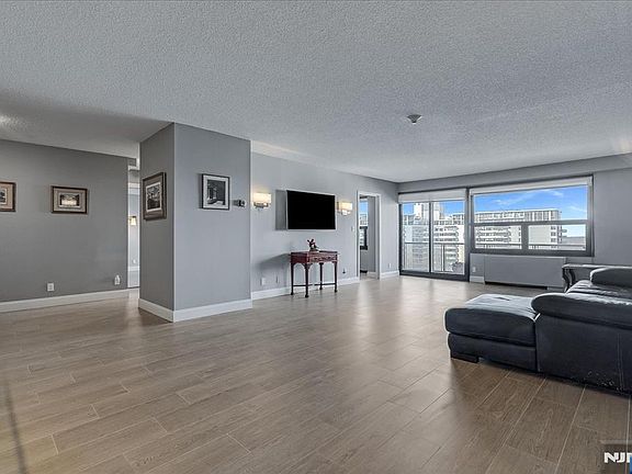 4th image of 2 Claridge Dr APT 7KE