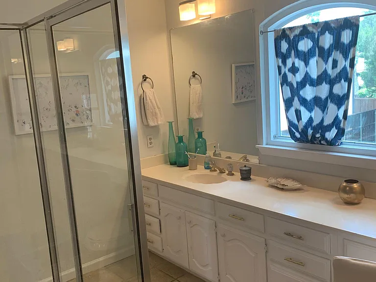 2817 Lovers Ln — Photo 3