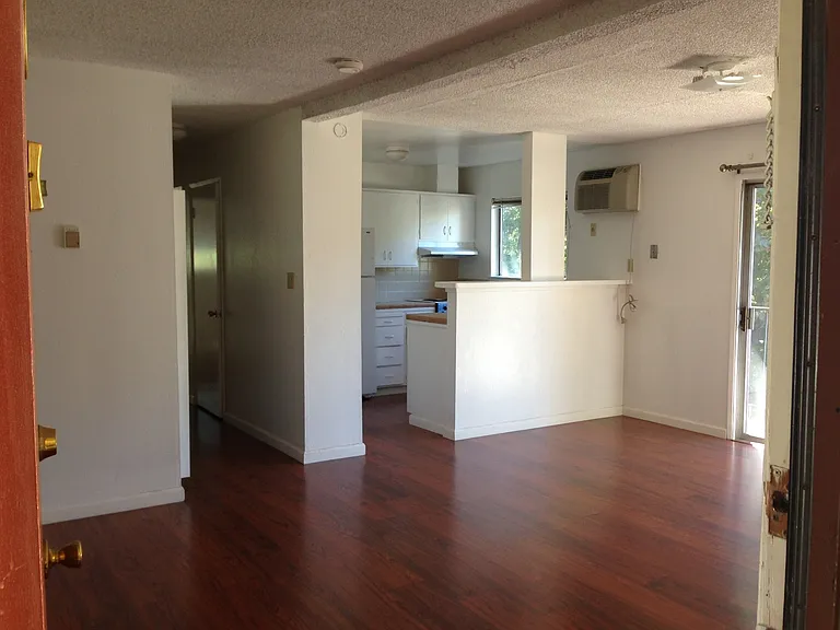 Chateau Apartments — Photo 17