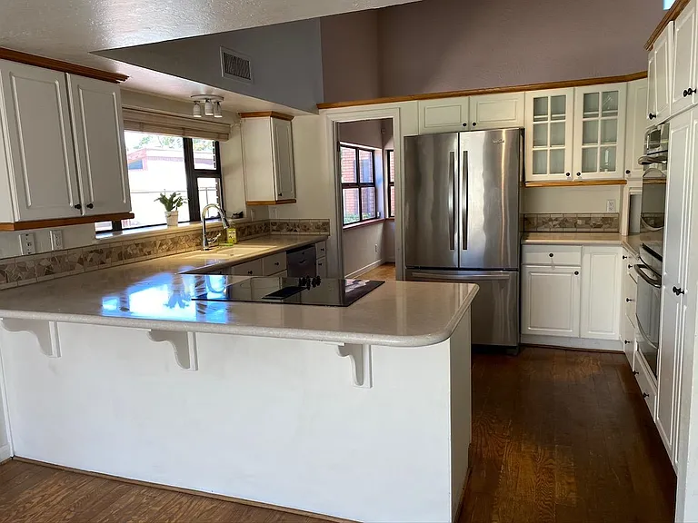 Breakfast room to kitchen