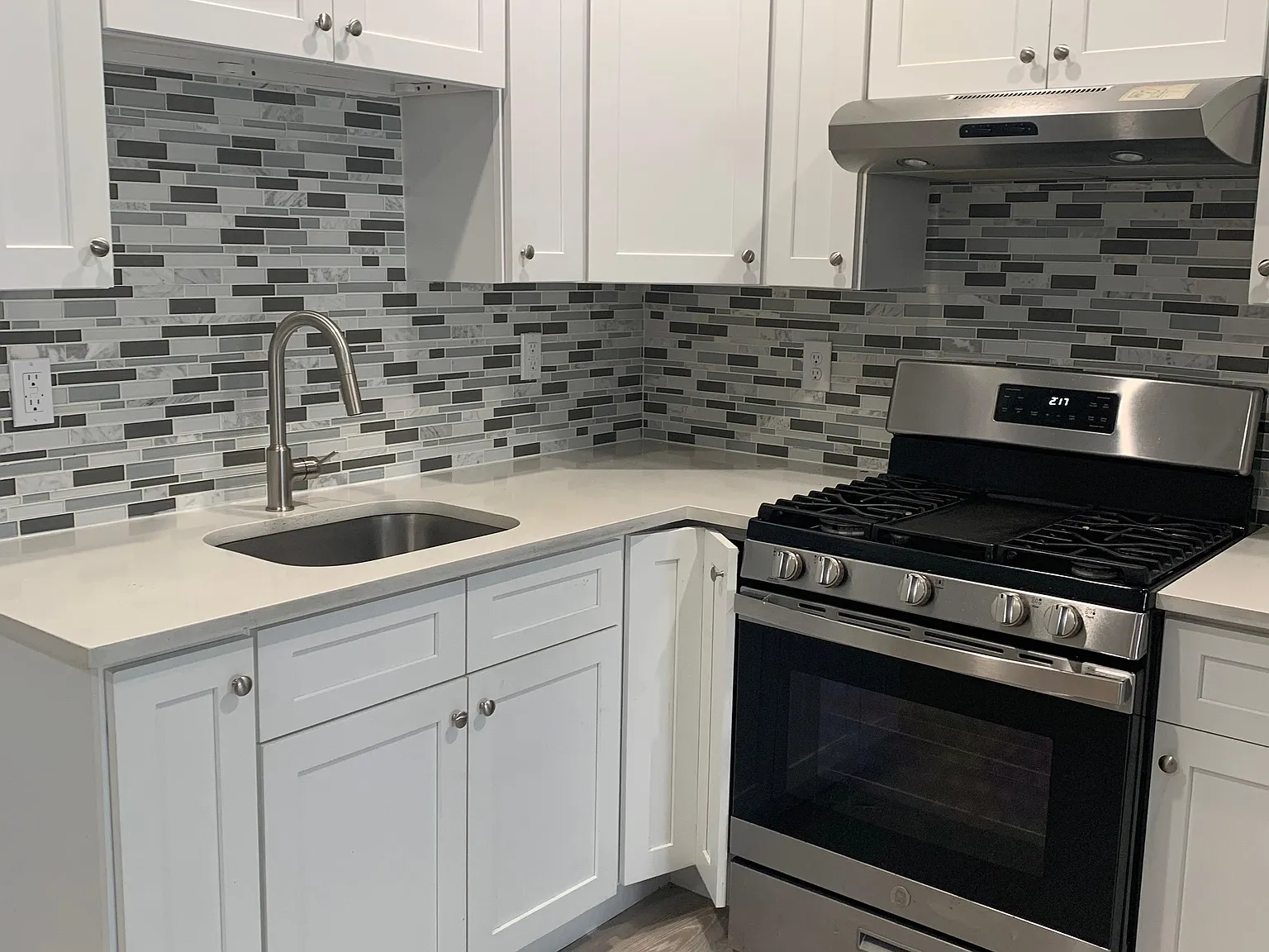 1 bed, $1,718 — Photo 3