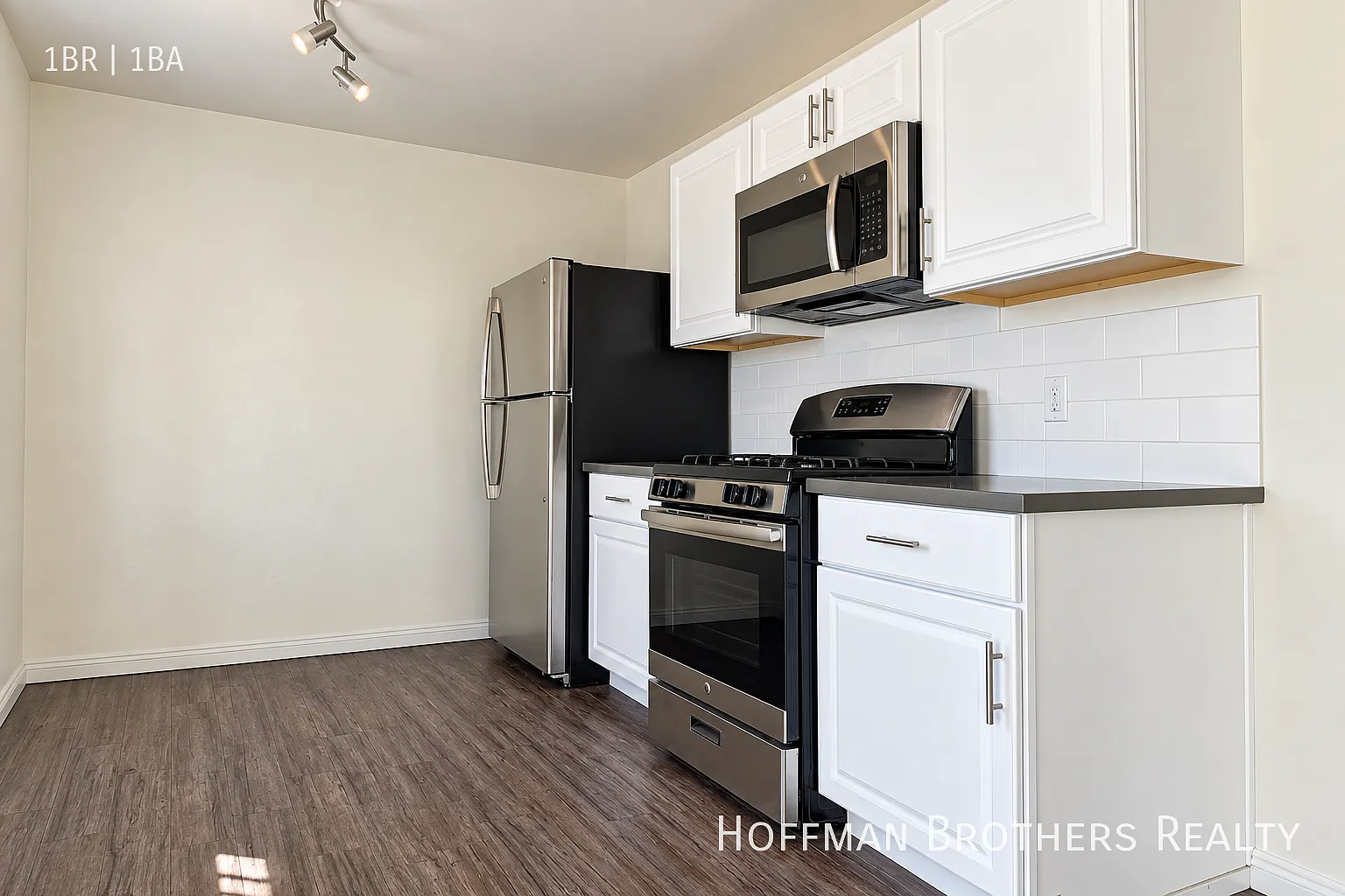 Modern 1-Bedroom With Granite Kitchen, Balcony & Included Parking!! — Photo 2