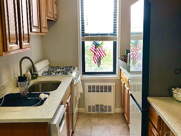5th image of 2220 Burnett St APT 3J