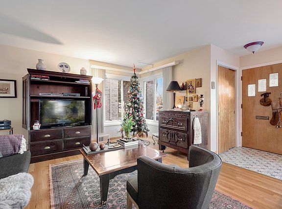 5th image of 3935 W Greenleaf Ave