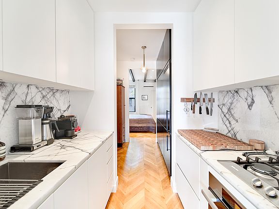 3rd image of 68 Barrow St APT 4