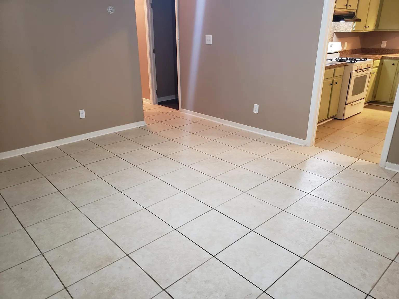 4 bed, 1348 sqft, $1,100 — Photo 3