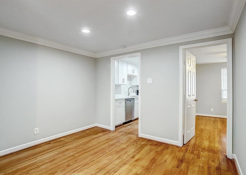 1st image of 2643 Greenbriar Dr APT 4