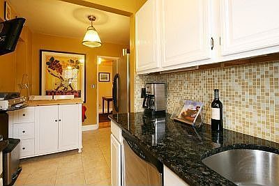 Renovated Eat-in-kitchen