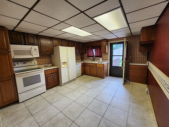 Eat in Kitchen w/heated floor