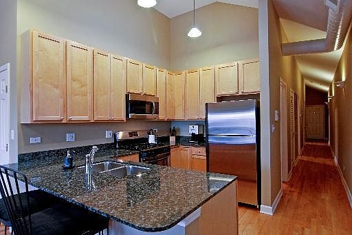 Beautiful Kitchen with Granite Counters, S/S appliances