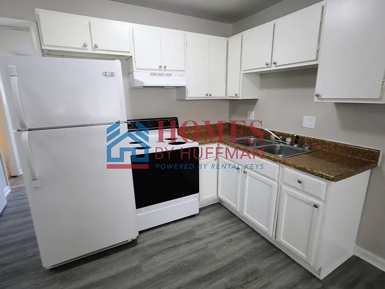 Crescent Court Apartments — Photo 4