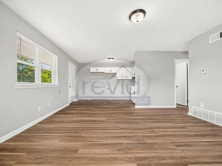 708 Hastings — Photo 32