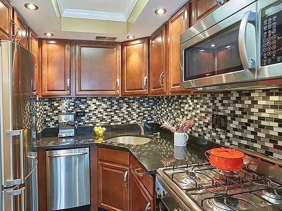 4th image of 300 E 85th St APT 1403