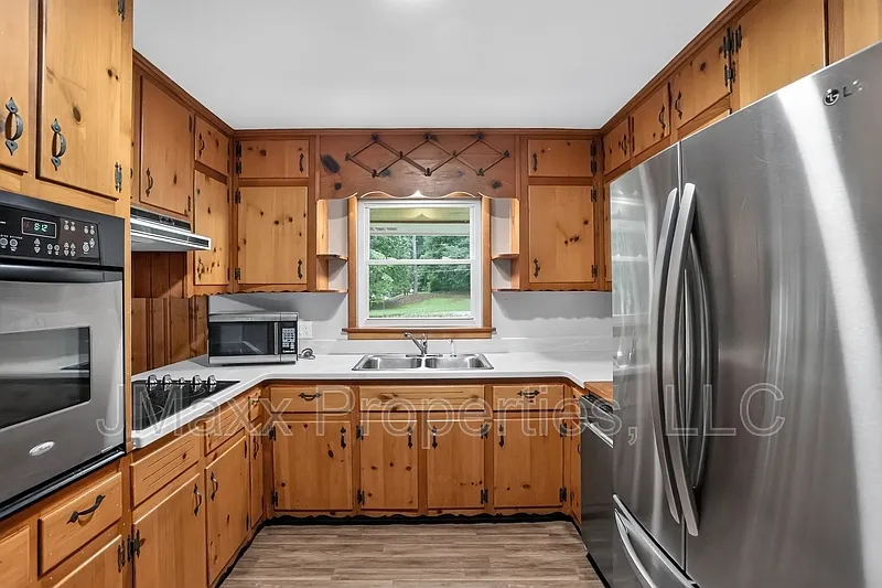 3 bed, 2.0 bath, $2,850 — Photo 3