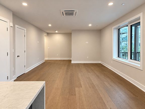 5th image of 804 E 7th St #102