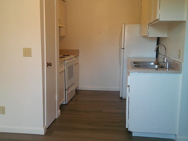 Lindsay Apartments — Photo 12