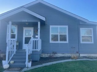 205 8th St, Lynden, WA 98264