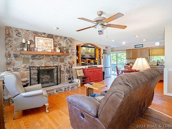 3rd image of 1391 Peach Blossom Ln