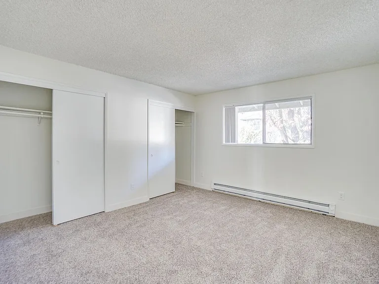 Charwin Court Apartments — Photo 38